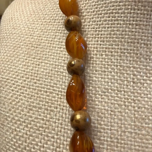CARNELIAN STONE NECKLACE WITH TOGGEL CLASP AND PEARLS
Vintage Carnelian 18” - Picture 13 of 17
